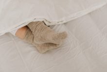 هل يمكن أن يساعدك ارتداء الجوارب على النوم بشكل أفضل؟