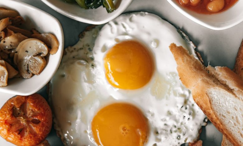 ماذا يحدث لجسمك عند تناول البيض يوميا